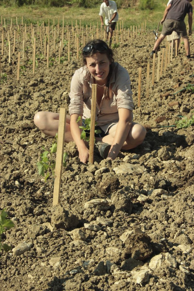 植樹するカミーユ１